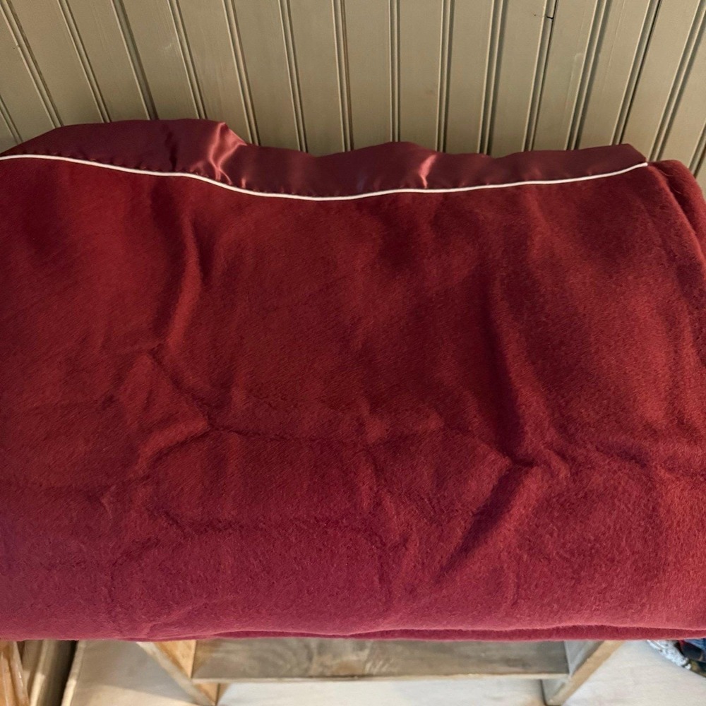 VTG  Acrylic Blanket Satin Trim New Condition Burgundy Queen Cottage Made In USA